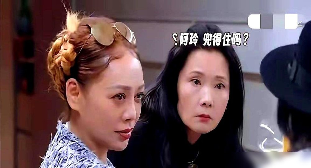 宁静直接问刘嘉玲：有没有觉得梁朝伟没那么好？刘嘉玲眼睛都没眨，有啊。但话锋一转，他是最合适的。
这俩人不生孩子，各玩各的，一个社牛一个社恐。梁朝伟在家连灯泡都不会换，全靠刘嘉玲操持。她说几十年里，无数次想散伙，最后都忍了。
今年电影节，梁朝伟当评委主席，刘嘉玲全程牵着手走红毯，像带孩子。跨年时梁