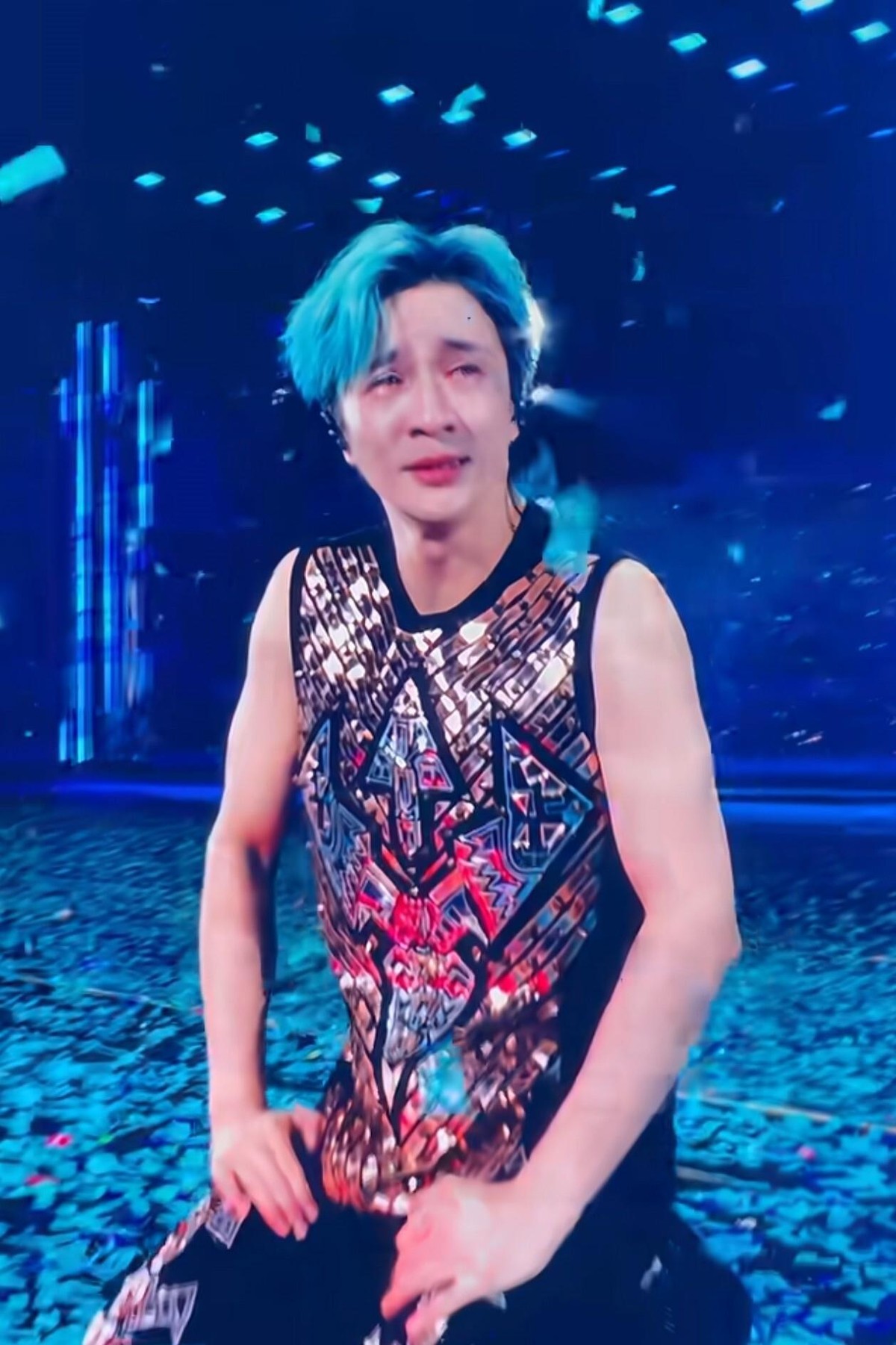 薛之谦在贵阳收官夜哭着说“我来晚了”，不是剧本。出道二十多年，他第一次把个人演唱会开到贵阳，四场连唱，末场红着眼致歉：知道大家平时吃份饭才九块十二块，却攒钱、请假、翻山越岭赶过来，他心里过意不去。点歌环节更有后劲，一个男生替女友唱‌《我好像在哪见过你》，把“忘了你”改成“我在贵阳、重庆、遵义找寻着你