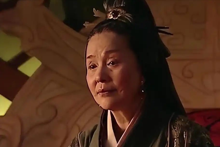16岁登基当皇帝，听着挺风光，可汉武帝刘彻硬是当了六年傀儡，直到公元前135年，他祖母窦太后咽下最后一口气，他才算真正拿到属于自己的权力。这六年里，他连自己一手提拔的两个心腹，都保不住性命。 
 
窦太后这个人，来头不小。她是汉文帝的皇后，熬过了文帝、景帝两朝，儿子当皇帝，孙子还是当皇帝，朝里朝外没
