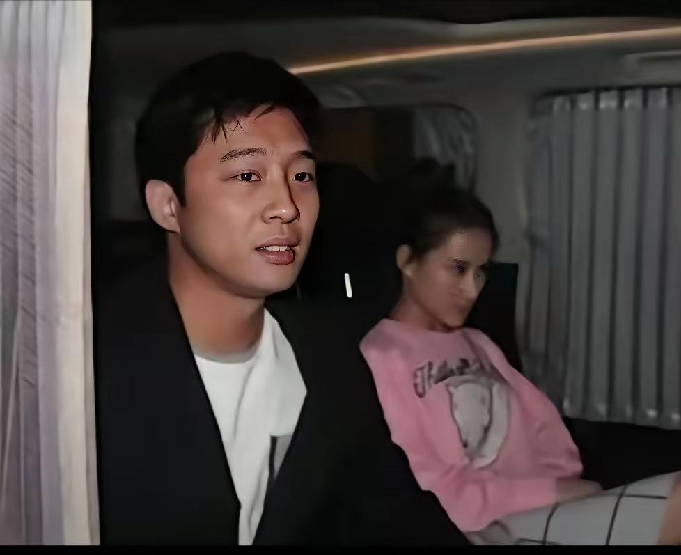 当年霍启山但凡主动往前多走一步，何超莲说不定早就成了霍家儿媳，哪还有后来的豪门意难平。

2016年俩人在半岛酒店吃烛光晚餐，连包间都没选，大大方方坐在大厅里边吃边笑，摆明了根本没打算藏着掖着。结果刚出门就被记者堵个正着，霍启山当场一脸尴尬，反倒是何超莲全程淡定从容，连半分慌乱都没有。他当时还绅士地