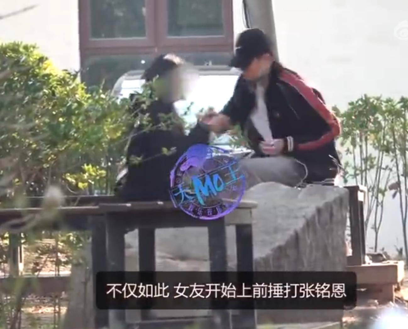张铭恩和女友路边争执的画面曝光后迅速发酵，网传女友下跪的说法引来大量讨论。随后张铭恩发文回应，首先为违章停车诚恳道歉，也澄清女友并没有下跪，解释争吵起因是自己把女友拍得太丑还不肯认，对方只是坐在地上撒娇耍赖。一件小事意外登上热搜，网友看法不一，有人觉得情侣间小摩擦很正常，也有人对现场状态存有不同看法