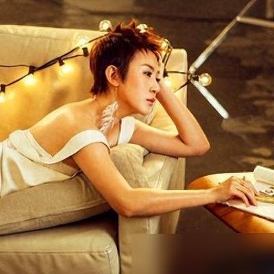 马丽穿着拖鞋在菜市场啃煎饼，素颜，没戴口罩。旁边跟着那个小她11岁的老公，拎着塑料袋，里面装着两根葱。
当初全网骂她倒贴，说养了个儿子。现在呢？她挺着大肚子的时候，是他整宿陪着。孩子生了，也是他半夜起来冲奶粉。这回国庆档《神探之痕迹》砍了4个多亿票房，路演现场张译让C位，她一个闪身又让回去，热搜挂