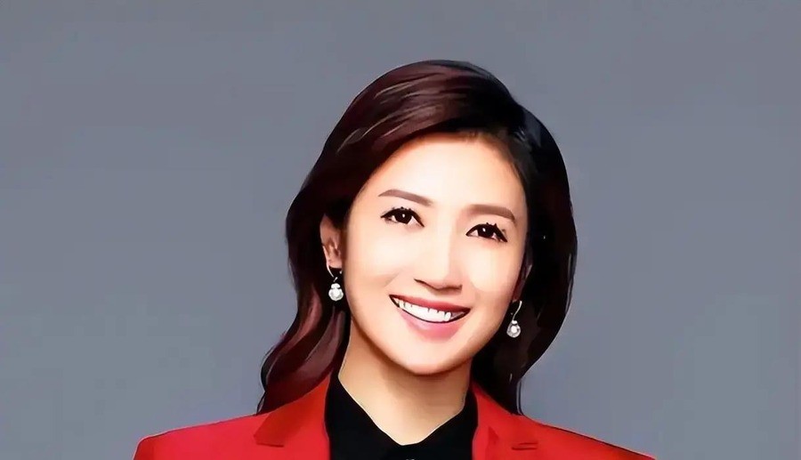 春妮前夫蒋虎离婚16年至今单身，56岁仍在北京台当主任审片子，前妻却嫁央视刚强41岁生子，两种活法到底谁更值？
2026年9月17日，北京八宝山。敬一丹的告别仪式上，朱军、朱迅、尼格买提、水均益等央视老中青几代主持人几乎到齐
可全网讨论度最高的，是《新闻联播》主播刚强——不站C位、不接采访、不跟人寒