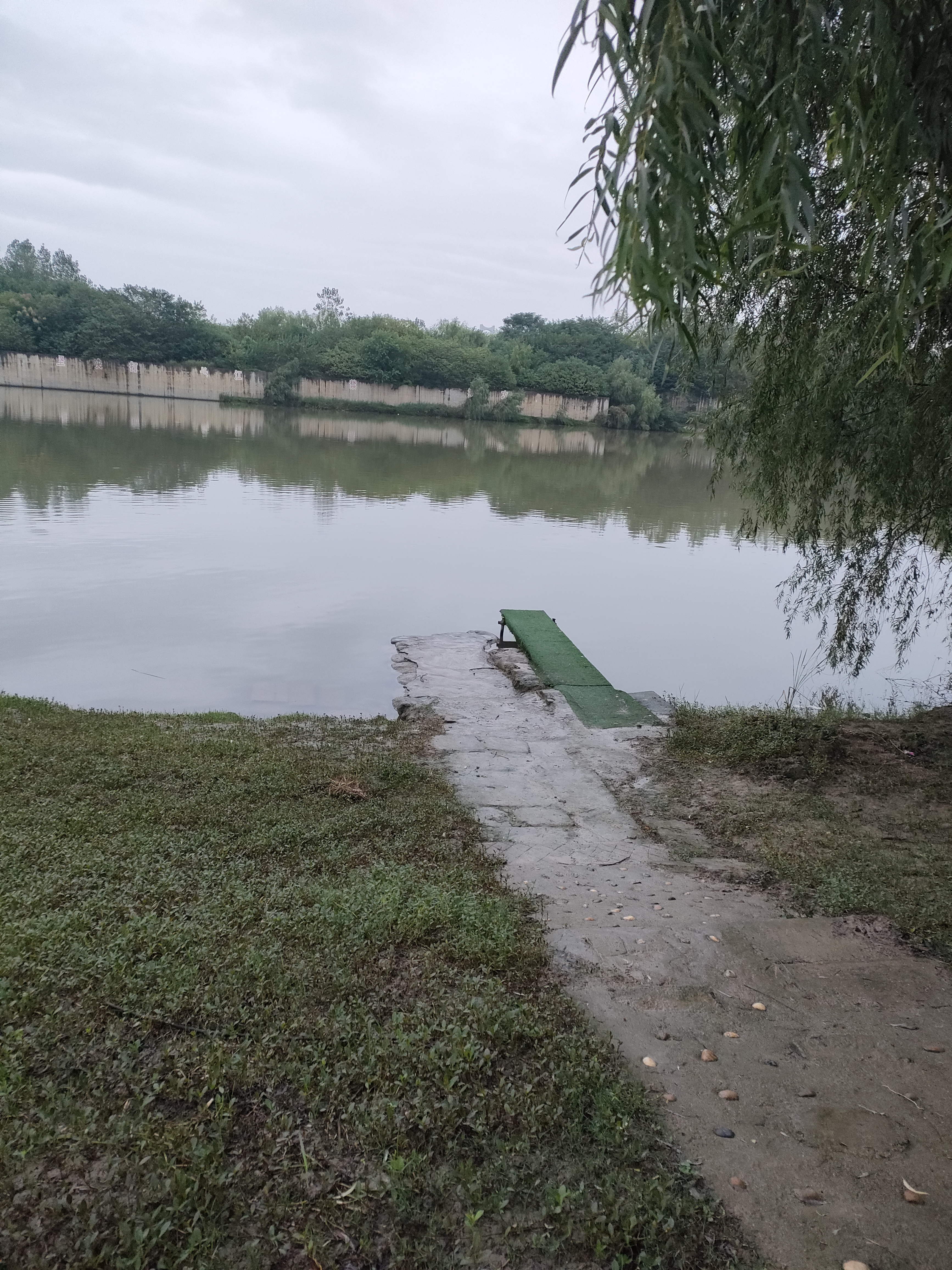 泳友跟我说，空气温度和河水温度是两回事，有人测过，河水水温还维持在20℃左右，还没有低于二十度。可即