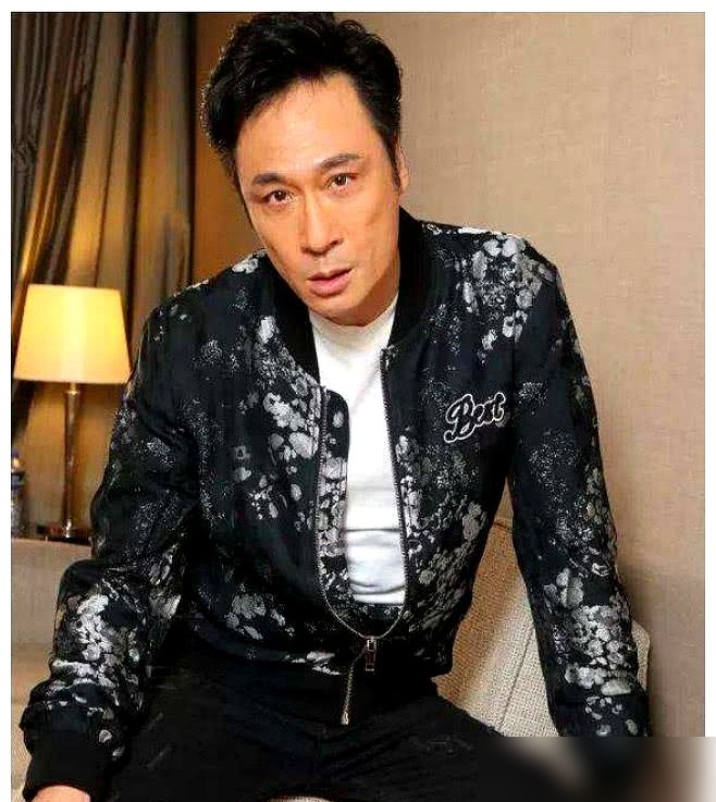 袁咏仪差点倒追吴镇宇，就因为他问了一句，这面霜是不是涂脚的。
当年拍戏间歇，袁咏仪正对着镜子抹脸。吴镇宇凑过来，特认真地研究那个瓶子，抬头问她，这是擦脚后跟的吧。
她当场心就凉了。酝酿好几天的那点意思，全让这句话给搅和了。
后来俩人搭伙演了二十多年戏，从《我爱你》演到《家和万事惊》，银幕上夫妻