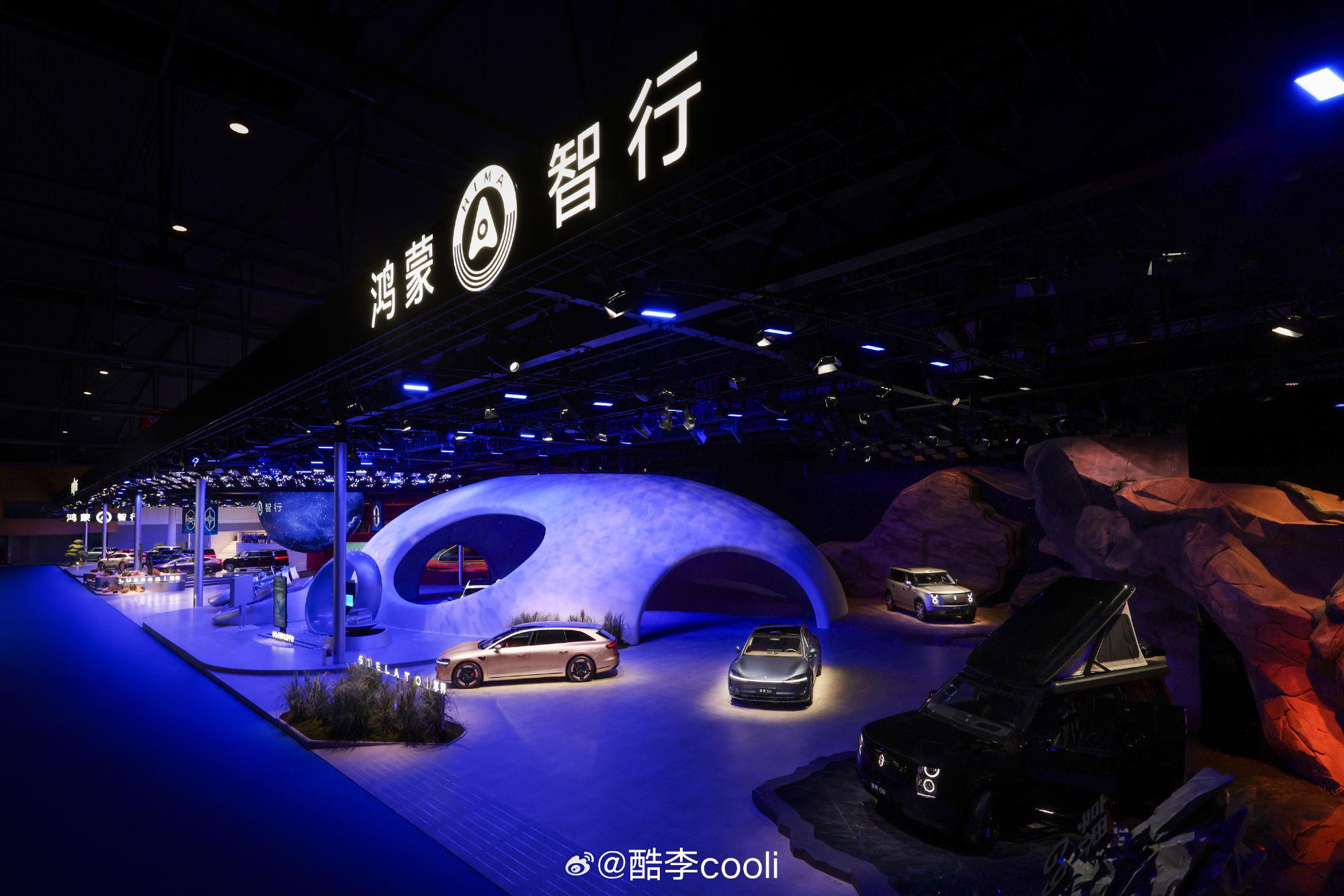 作为鸿蒙智行车主，今天专程来成都车展逛逛自家展台，结果一进去就被“五界”同台的阵仗震住了——问界、智界、享界、尊界、尚界全员到齐，这排面确实有排面
最让我惊艳的是享界G9，硬派豪华SUV居然能做到42.98万起，上市一小时大定破3100台，现场那台车被围得水泄不通。智界RX也首发了，29.98万起带