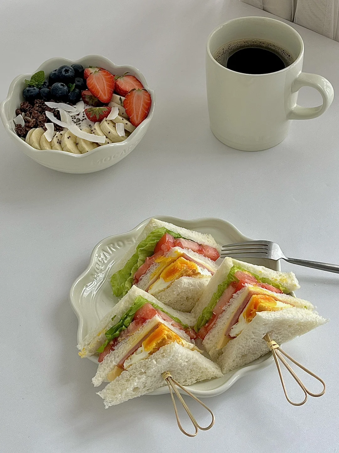☀️工作日早餐｜鸡蛋火腿芝士三明治&酸奶碗