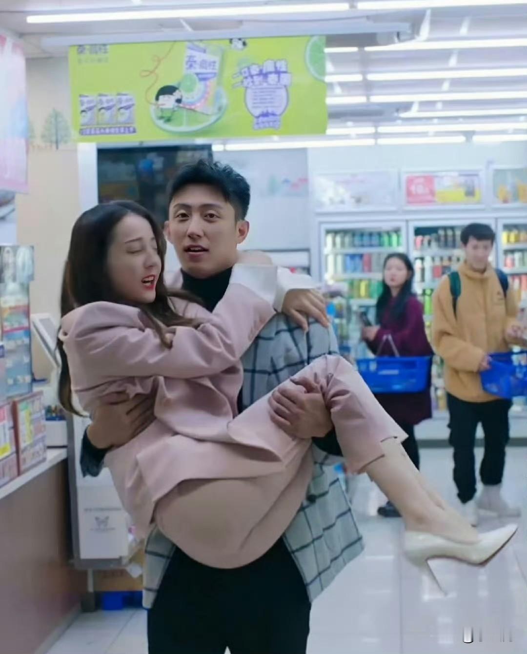 娱乐圈的女神们，不仅颜值能打，身材更是一绝！热巴、秦岚、刘涛，三位风格...