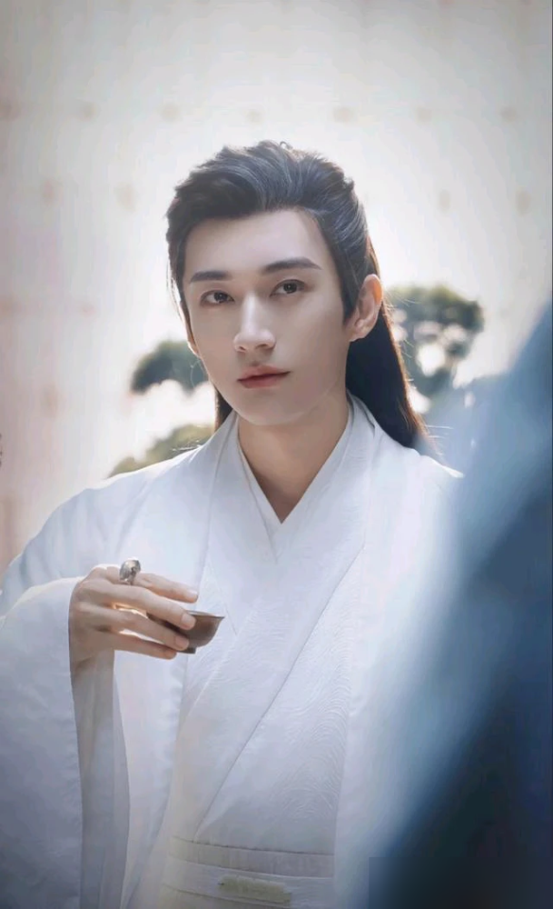 内娱这帮男星，脸能打的不少，但骨相皮相同时顶到天花板的，真没几个。刘学义这张脸，到底是老天爷追着喂饭吃，还是直接往胃里塞？
网友扒了一圈对比，发现杨洋、陈晓、侯明昊骨相都算高级，但细分到皮相，杨洋陈晓还是差一点。剩下多数男星更惨，皮相过得去，骨相一上大荧幕就露怯。唯独刘学义，被拎出来单列一档：骨相
