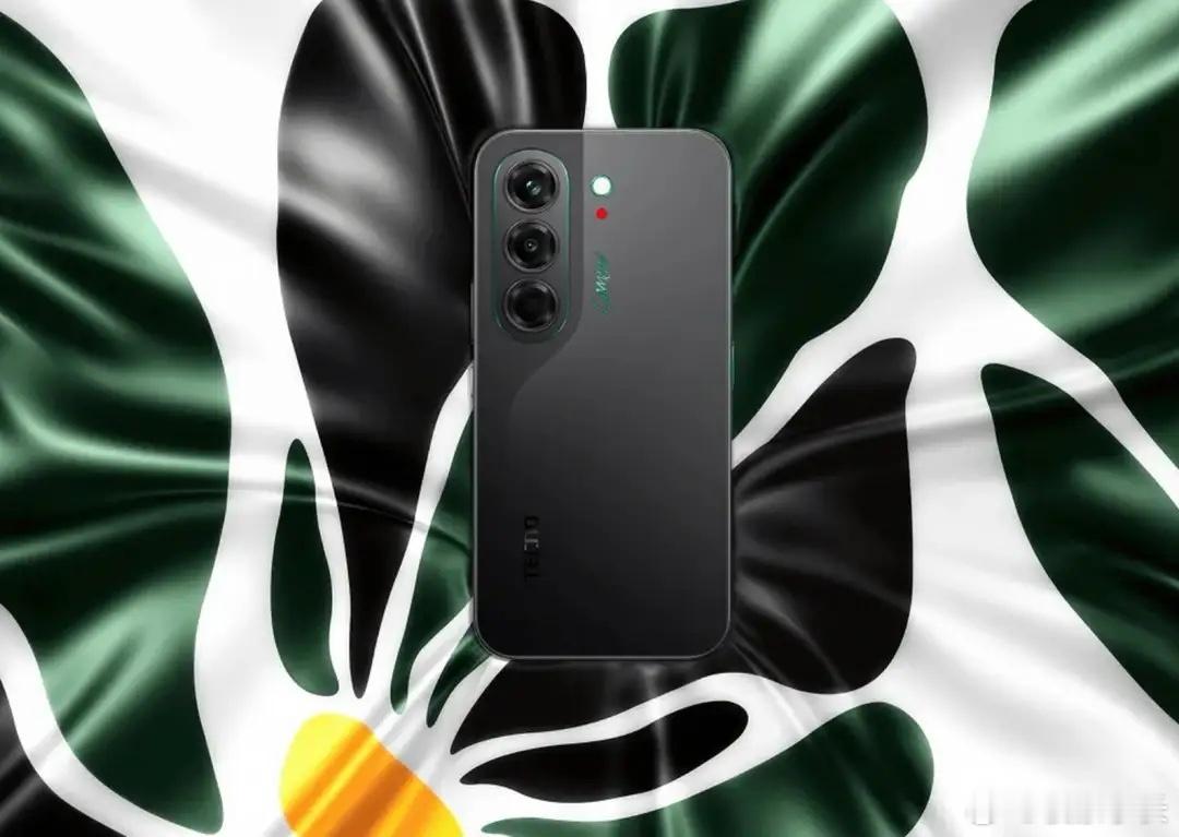 IFA 2026展会上传音发布的新机Camon Slim 5G，硬件配置看点和槽点同时存在。天玑7300e处理器，8G起步内存，主摄用上索尼LYT‑700C传感器，影像底子不错。最大亮点就是6.39mm厚度搭配6000mAh电池，这个组合在现在手机里很少见。但要客观说，背部第三个镜头模组只是装饰，属于外观美化。128/256GB存储版 ​