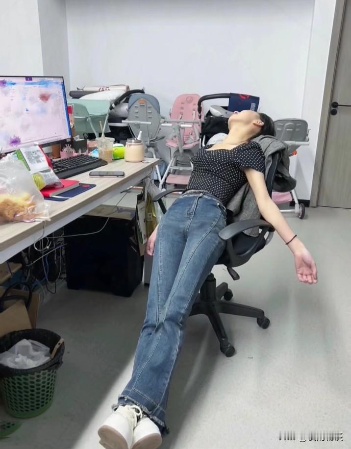 中午休息时间，我拍到我们公司办公室的女神花花，困到如此境界[捂脸]