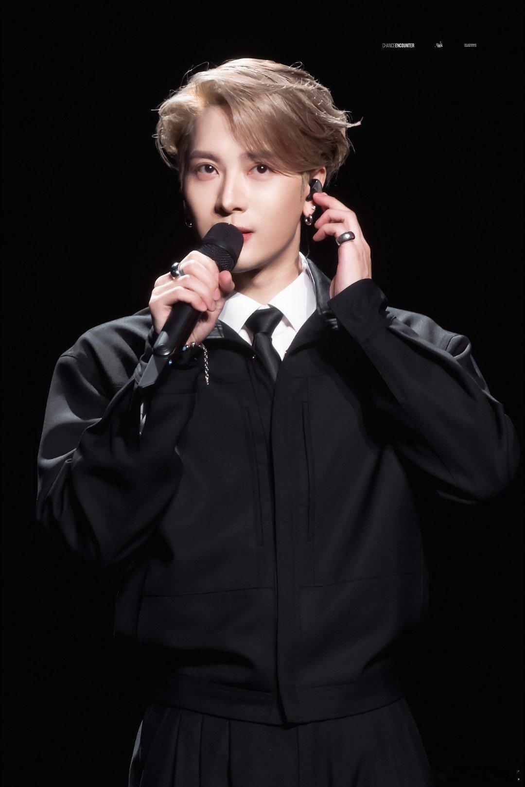 #王嘉尔[超话]# 🩷#王嘉尔超话# 🩷#王嘉尔卡地亚# ❤️音乐是你的铠甲，舞台是你的战场，你用歌声传递态度，用舞蹈诠释独属于Jackson的魅力。​
