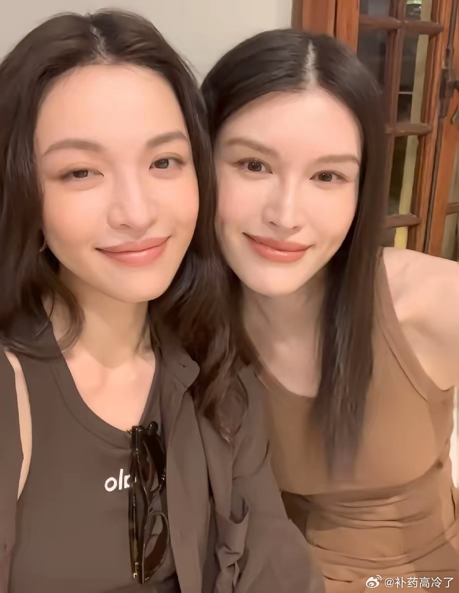 钟楚曦何穗同框现身活动！双女神合体氛围感拉满，美到移不开眼 ​