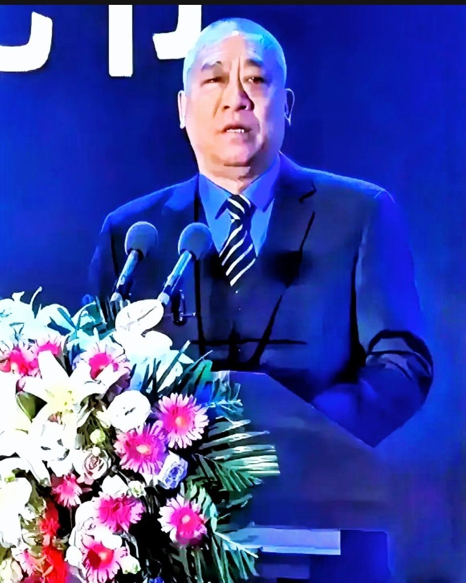 大家都被河南矿山给骗了！
老总崔培军年会现场狂发几千万现金，很多人一看名字就以为是挖矿的暴发户，实际上人家压根不碰矿产。

河南省矿山起重机有限公司，是正儿八经的装备制造企业，深耕起重机二十多年。名字里的矿山两个字，来自早期矿山起重设备的应用场景，却阴差阳错误导了全网。

刚去查了查，这家公司不查不