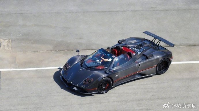 Pagani Zonda F Roadster 是一款将速度与优雅完美融合的传奇作品。它不仅展现了无与伦比的性能，还以独特的设计美学征服了每一位鉴赏家的心。选择Pagani Zonda F Roadster，意味着选择了无可比拟的驾驶体验和时尚态度。 ​​​