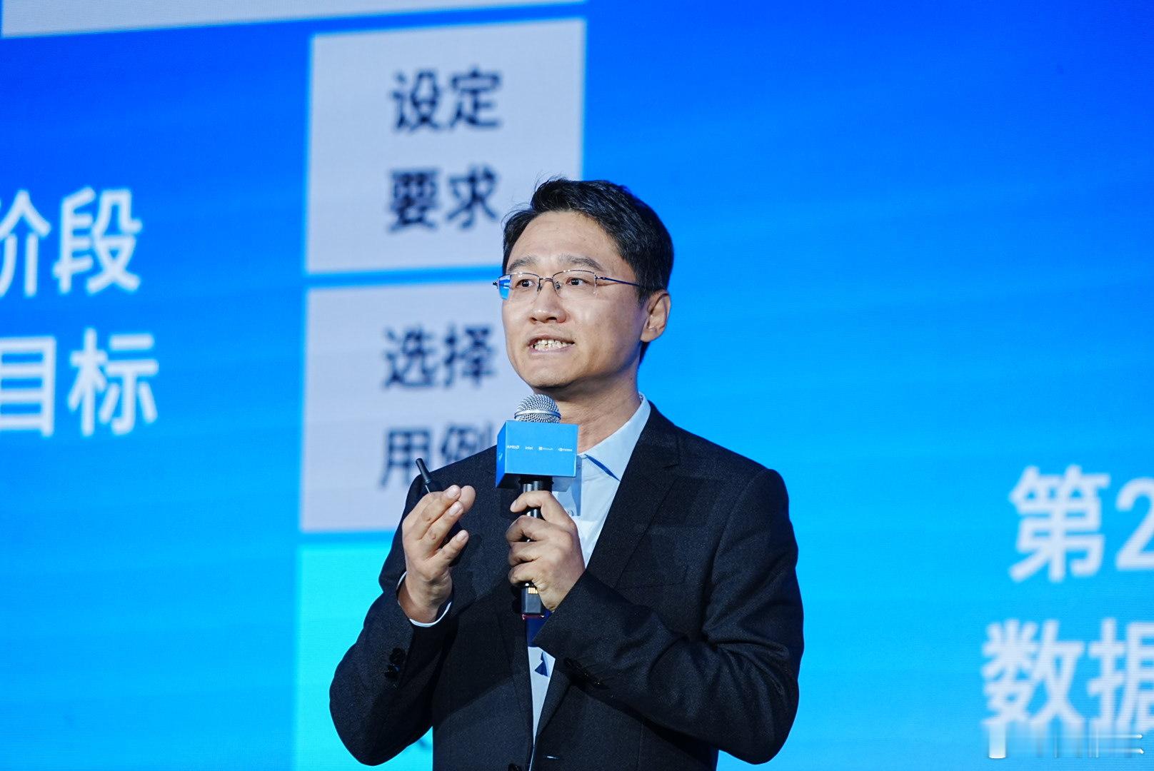 以“进化·乘势而上”为主题的2026戴尔科技峰会在上海香格里拉今天盛大召开。本次峰会承接戴尔科技全球峰会 DTW 的前沿视角与创新实践，汇聚近千名行业领袖齐聚上海主会场。戴尔科技集团亚太日本及大中华区总裁 Richard M.McLaughlin到场为新品签字祝福。戴尔科技集团全球资深副总裁吴冬梅进表示戴尔科 ​