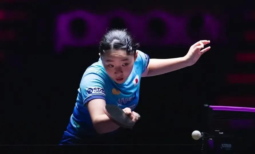澳门冠军赛的奖杯还带着体温，张本美和就被排名“架”住了。三连冠追平孙颖莎纪录，世界第三的位子却把她钉在签表最尴尬的夹缝里——王曼昱守上半区，孙颖莎落下半区，她只能在两人之间“二选一”。与孙颖莎交手十次，唯一赢的那场是孙颖莎带伤打团体；对王曼昱，十二次碰面只啃下一场。刚捧起的冠军是滚烫的实力，可亚运的