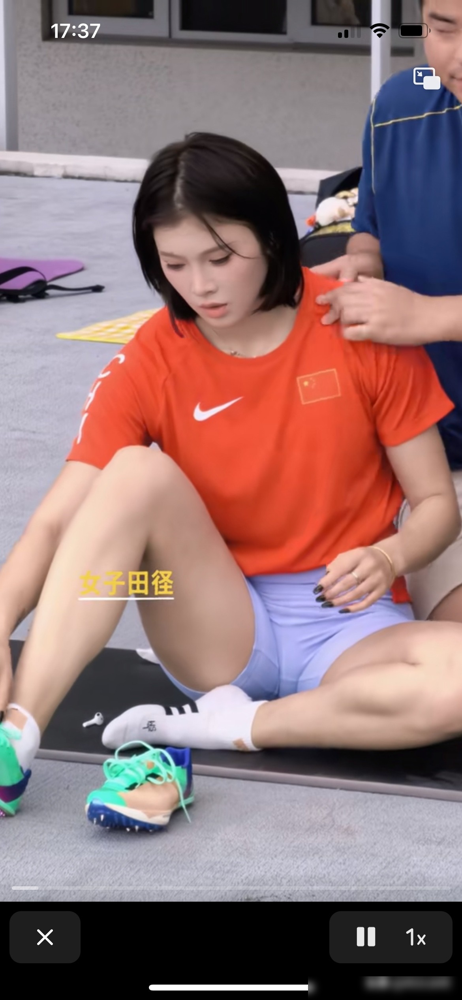 她带着一身伤还在练，评论区还在骂她作秀。
吴艳妮疼到睡不着，没人看见。苏炳添2013年抢跑，被骂到整夜低落，硬扛着做听枪训练才爬出来。谢震业熬过腰伤，复出跑出10秒10，满屏都是爷青回。
同样是从伤病里往外爬，男运动员叫逆袭，女运动员叫戏多。
田径吃的是身体，年龄一上来，爆发力就掉，伤只会越攒