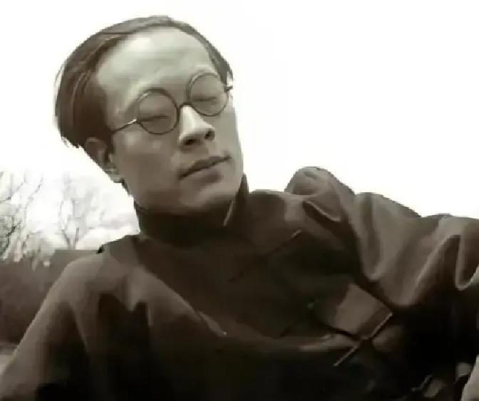 1957年，58岁翁瑞午糟蹋了一名女大学生。对方母亲大怒，发誓要将他告进大牢。不料到了法庭上，翁瑞午正准备认罪，女大学生却突然跳出来说：“怀孕是我的责任。”
 
法庭宣判后，翁瑞午跟在律师身后往外走。记者围上来，他抬手遮了遮脸，长衫袖口磨得发毛。他没说话，加快步子钻进车里。
 
家里电话响了几次，他