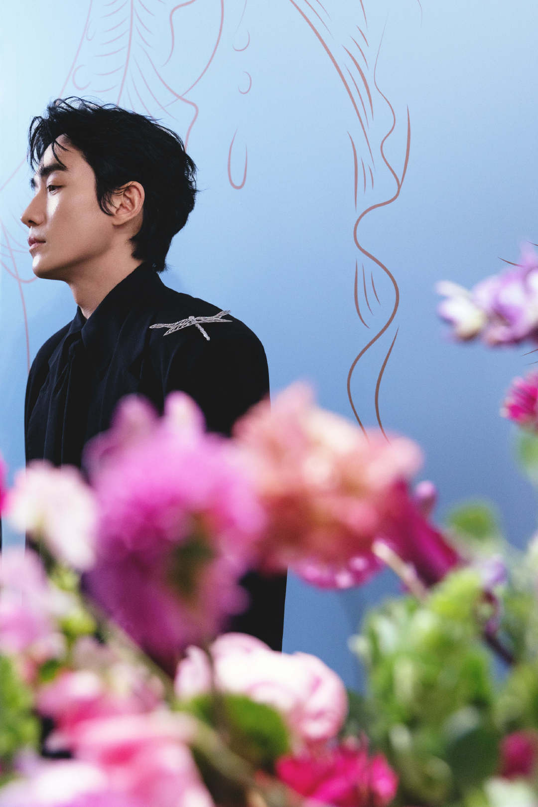 朱一龙 in 萧邦品牌活动Look，一袭All Black廓形西装造型搭配衬衫和飘逸领巾，权威又浪漫的演绎，还有一枚蜻蜓造型的高级珠宝落在肩头，实在生动，是随性又矜贵 & 超有想法的全球品牌大使 ～ ​