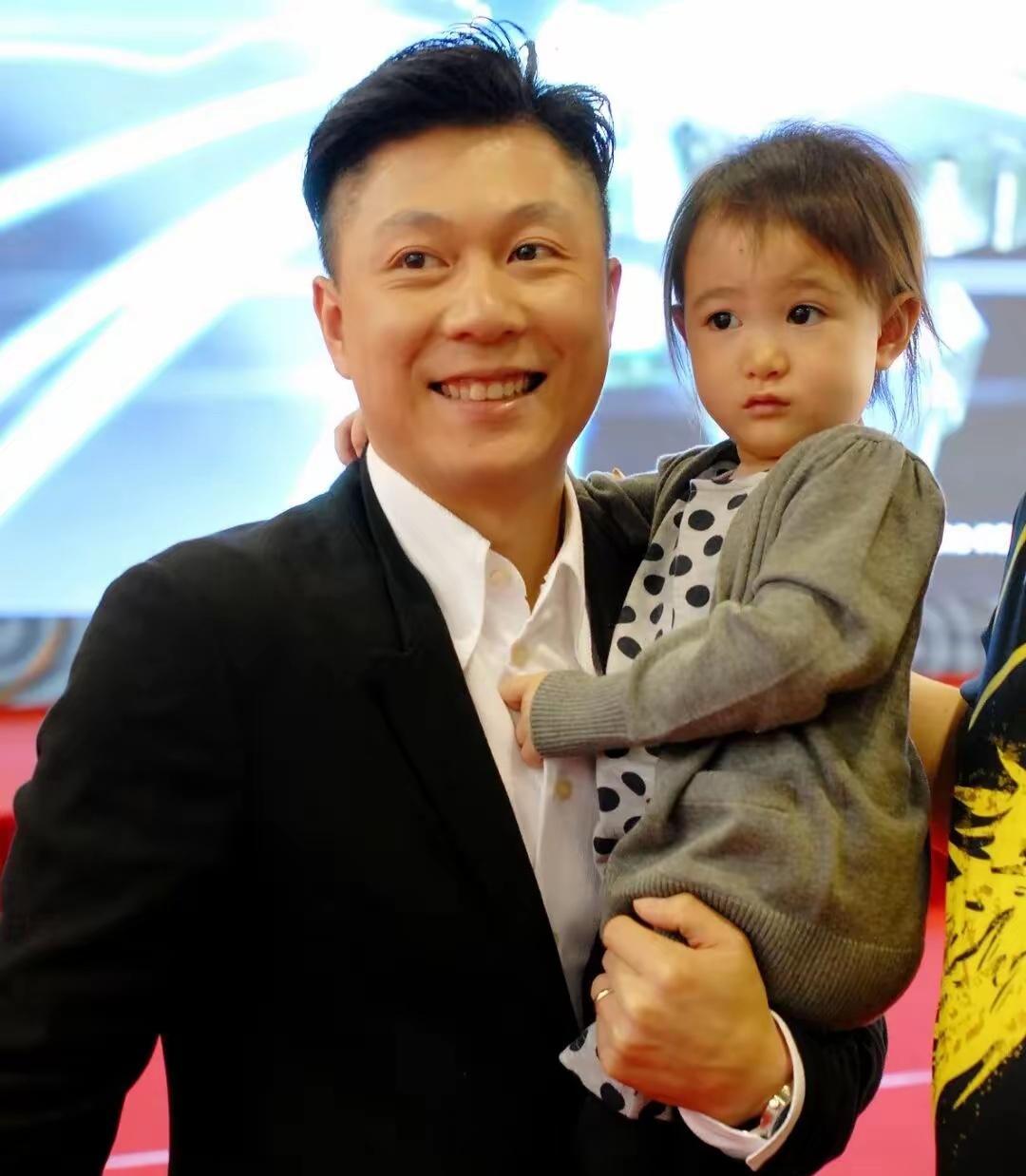 李小鹏14岁女儿近照变化大，奥莉烫卷发化淡妆和妈妈共用一张脸，花滑五级认证训练时间曝光 ​