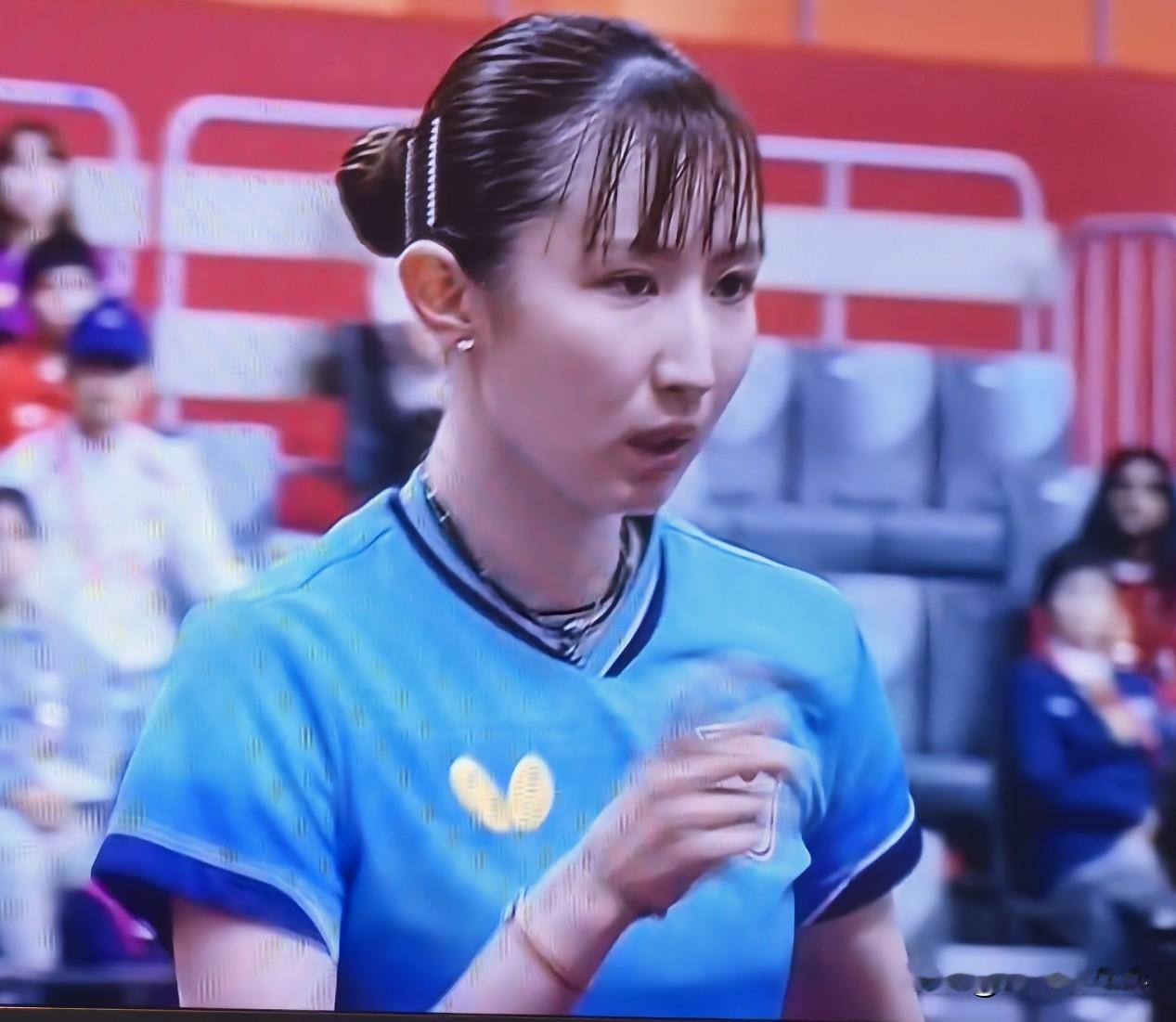 孙颖莎 2:0 领先早田希娜！

运会乒乓球女单半决赛，国乒主力孙颖莎对阵日本主力早田希娜第一局孙颖莎打得流畅放松，9:5 领先，最终以 11:6 轻取早田希娜，先拔头筹！

第二局早田希娜加大了攻势，增强了变化。开局6:1领先！

孙颖莎耐心缠斗，慢慢追赶，连拿 4 分，追成 5:6，早田希娜请求