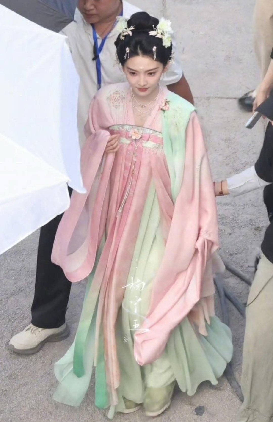 章若楠首部古偶女主剧《春日宴》造型，配色风格好春天呀 ​