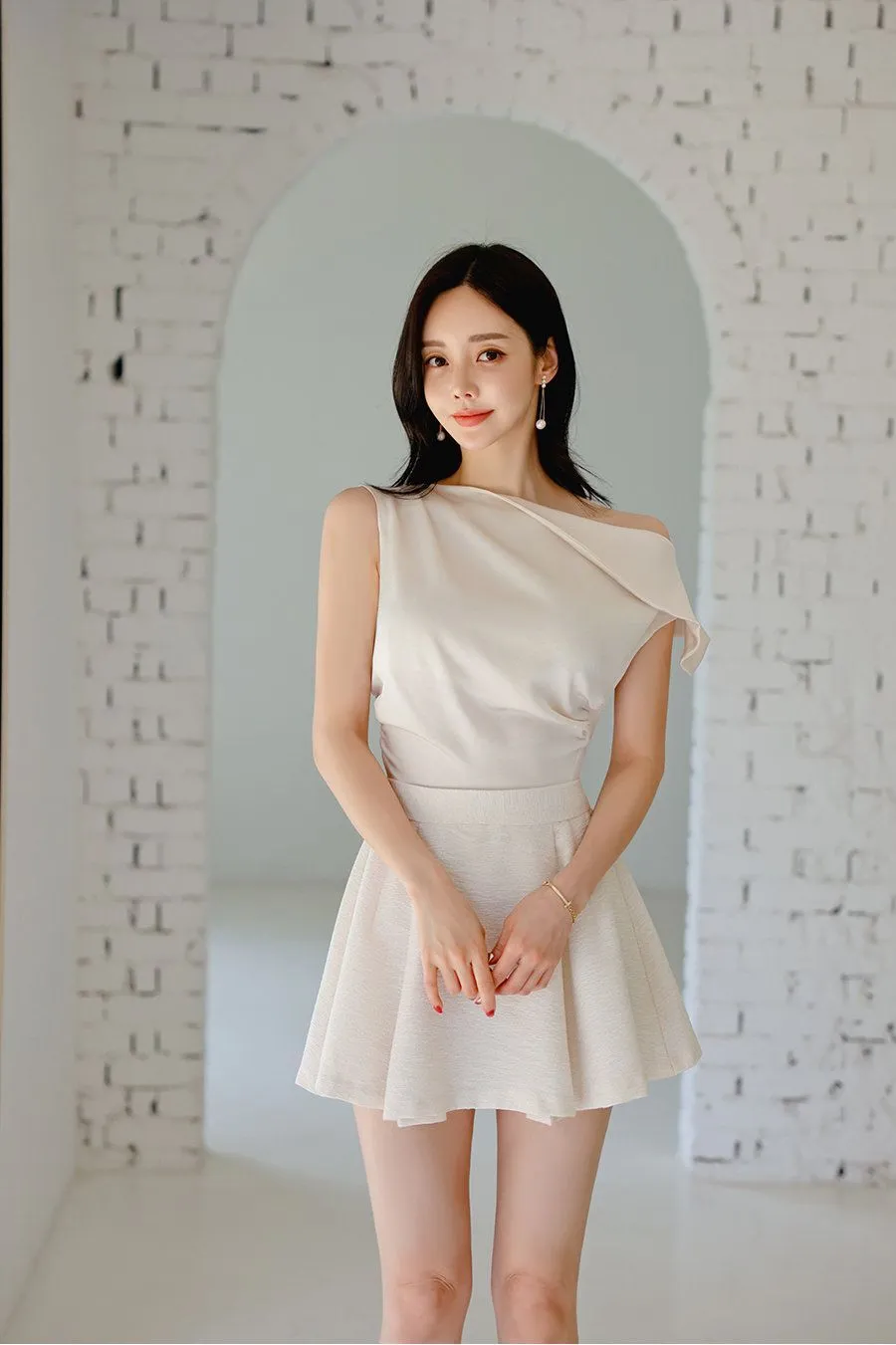 孙允珠-优雅气质，白裙飘逸，都市时尚风