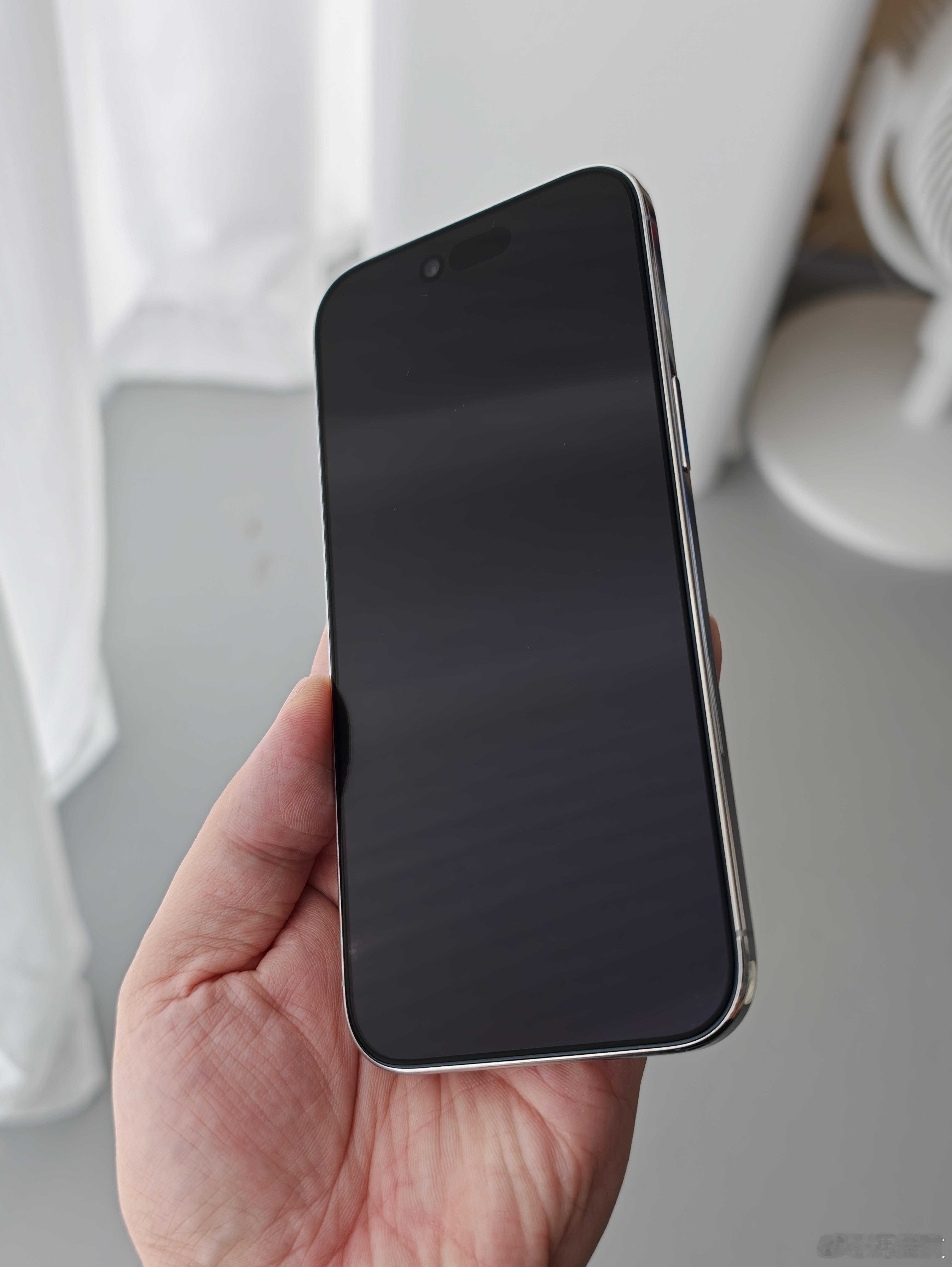 [柯基]临时出个二手，有意私信即可，包兄弟快递

- iPhone Air，6288 元

白色 1TB，中国澳门版。原包装无数据线，带机打票据。充电次数 67，边框屏幕啥的都很新，已贴大康 AR 玻璃膜（99 新已经是），再送一张全新膜PS.只能用海外运营商 eSIM

- LG UltraFine Display，暂出

23.7 英寸，4K，黑色，23 ​