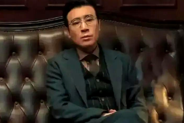 有次采访，李雪健提起曾经搭过戏的于和伟，直言道：“这人骨子里坏透了，演阴险角色最合适。”
于和伟正在家吃面，听到这话，筷子顿了下，随后低头把面吃完，连汤都喝光了，次日剧组气氛微妙，年轻演员看他都躲着走。
 

那年李雪健在采访里聊到于和伟，原话传出来挺扎耳，说这人骨子里坏透了，演阴险角色最合适。
 