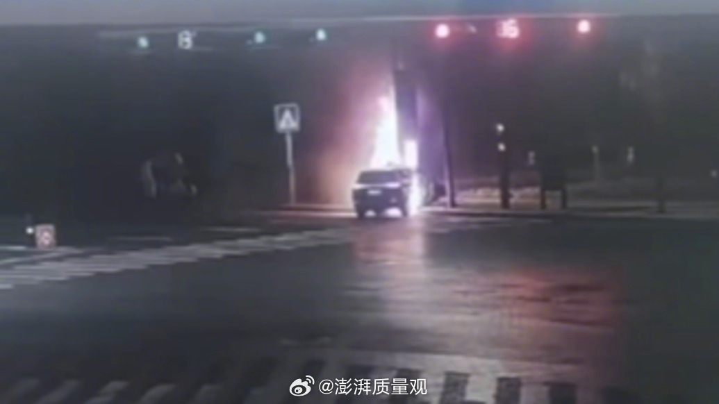 #三问问界神木碰撞起火事故#【三问“问界汽车在神木碰撞起火事故”：撞击瞬间时速是多少？AEB是否启动？起火是否太快？】#专家博主解读问界神木起火三大疑问# 近日，一辆问界汽车在陕西神木市碰撞后起火，引发关注。事发4天后，问界方面发布事故声明。澎湃新闻注意到，针对事故细节及问界方发布的声明 ​