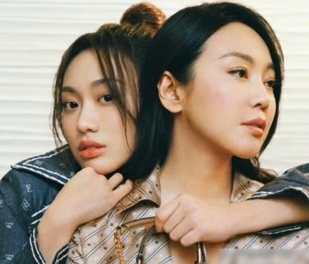 闫妮女儿又上央视大剧，一开口观众全麻了。
《山海情》里演农村丫头马得花，站张嘉译旁边像城里孩子下乡打卡。广播站那段本该是全剧泪点，她吼得跟背课文一样，弹幕直接刷屏：换人。
这才几年，又进了《生逢其时》。演个学跳舞的，端着肩膀缩着脖子，体态是塌的。跟刘琳对戏，人家眼神都杀过来了，她情绪还慢半拍，台