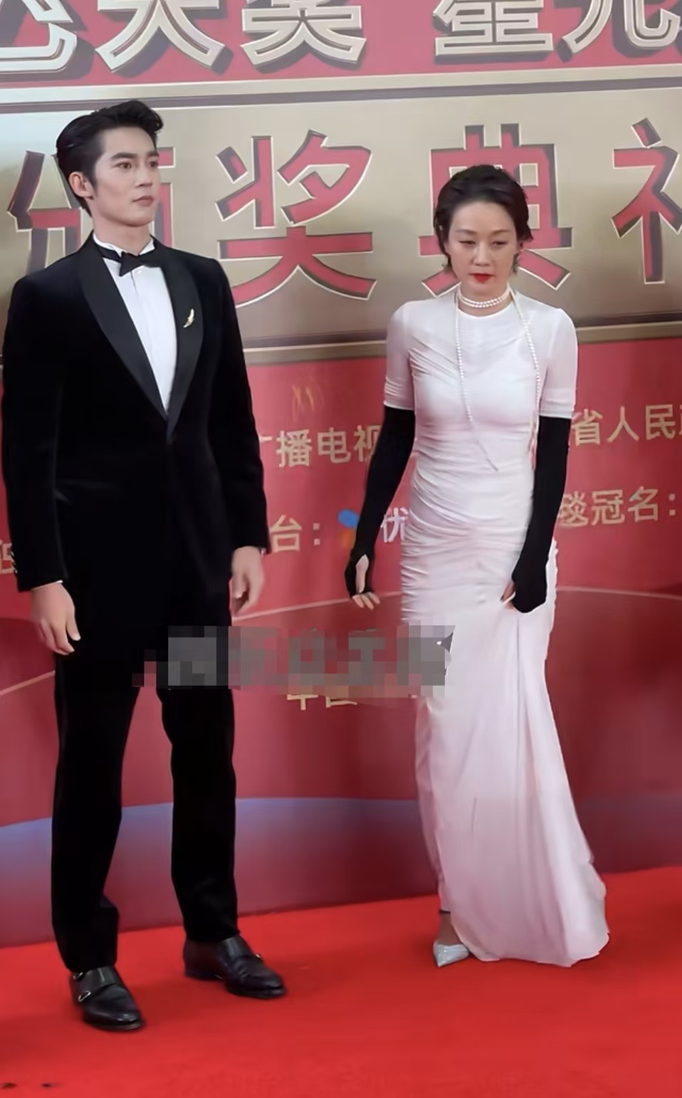 马伊琍红毯造型 这衣品真是一言难尽 ，换个造型师吧！好好的衣服，结果被两只黑袖子夺去了目光！马伊琍泡面头 马伊琍朱珠