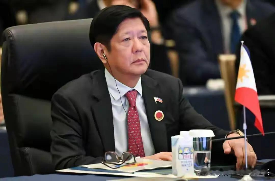菲律宾民主党建议尽管是有意识的把🔥引向马科斯头上，但这个汤手山芋的活对于雷穆拉来说打死也是不敢碰的。假如雷穆拉一旦触碰到了马科斯这条丑闻红线的话，那么对于雷穆拉来说可谓就是官帽戴到头了。【此文根据原创作者作品内容参与讨论】配图取于网络。