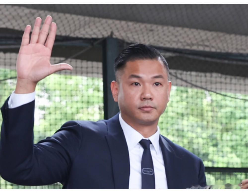 发现没？
陈建州突发心梗
其实他有一点做的很好，那就是，他把范玮琪的话听进去了。

陈建州一开始是以为胃不舒服，然后吃了些胃散。

原计划要带小孩出去的，但是范玮琪劝他留下了，而不是安慰范玮琪说没事。

就是因为他听劝，留下来了，才没有发生大家不想面对的结果。

果然，听人劝吃饱饭啊。真的一句幸好，