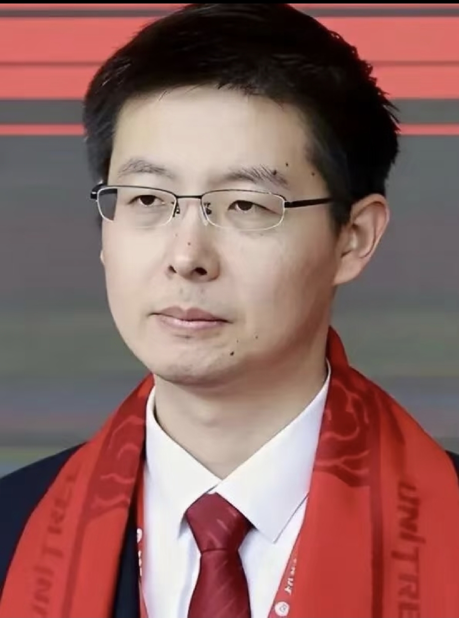 终于有员工站出来发声了。
这下才明白王兴兴敲钟那天为什么不笑。不是因为他真的不想上市，而是因为他就是这样严肃的性格，大多数时候拍照他都是不笑的。

结合员工对他的“吐槽”，这种冷脸技术型科技大佬的形象更加深入人心了。

有员工爆料说，王兴兴平时在公司走路都带风，眼睛永远盯着地面，脑子里大概还在转算法