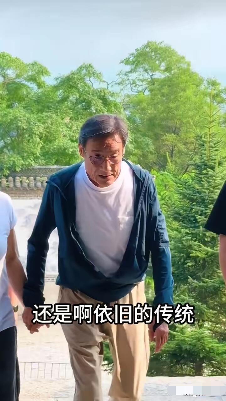 影帝级别的梁家辉马上70岁了，头发还没有怎么白，整体气质不错，真的老了也还是影响不了他的魅力，是真正从年轻一直到老都有魅力的一个演员。

他的演技特别好，看过他作品的观众基本都喜欢他的表演，没有痕迹，你喜欢不？