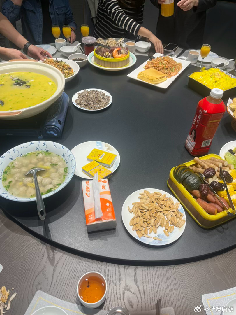 今天一个朋友请客，档次不低。快到九点的时候，王小胖快下班了发来微信说：你给我买两个苹果。我想起她下班时候会开车经过我吃饭的饭店。说：你顺路来接我吧。

和朋友的饭局九点半结束，我磨蹭了五分钟，九点三十五王小胖车停到饭店。

出门后，朋友惊叹于我的家庭地位如此之高。 ​