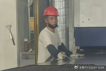 工厂激光切割操作工大哥神似陈小春，陈小春曾说弟弟小时候被卖掉 ​