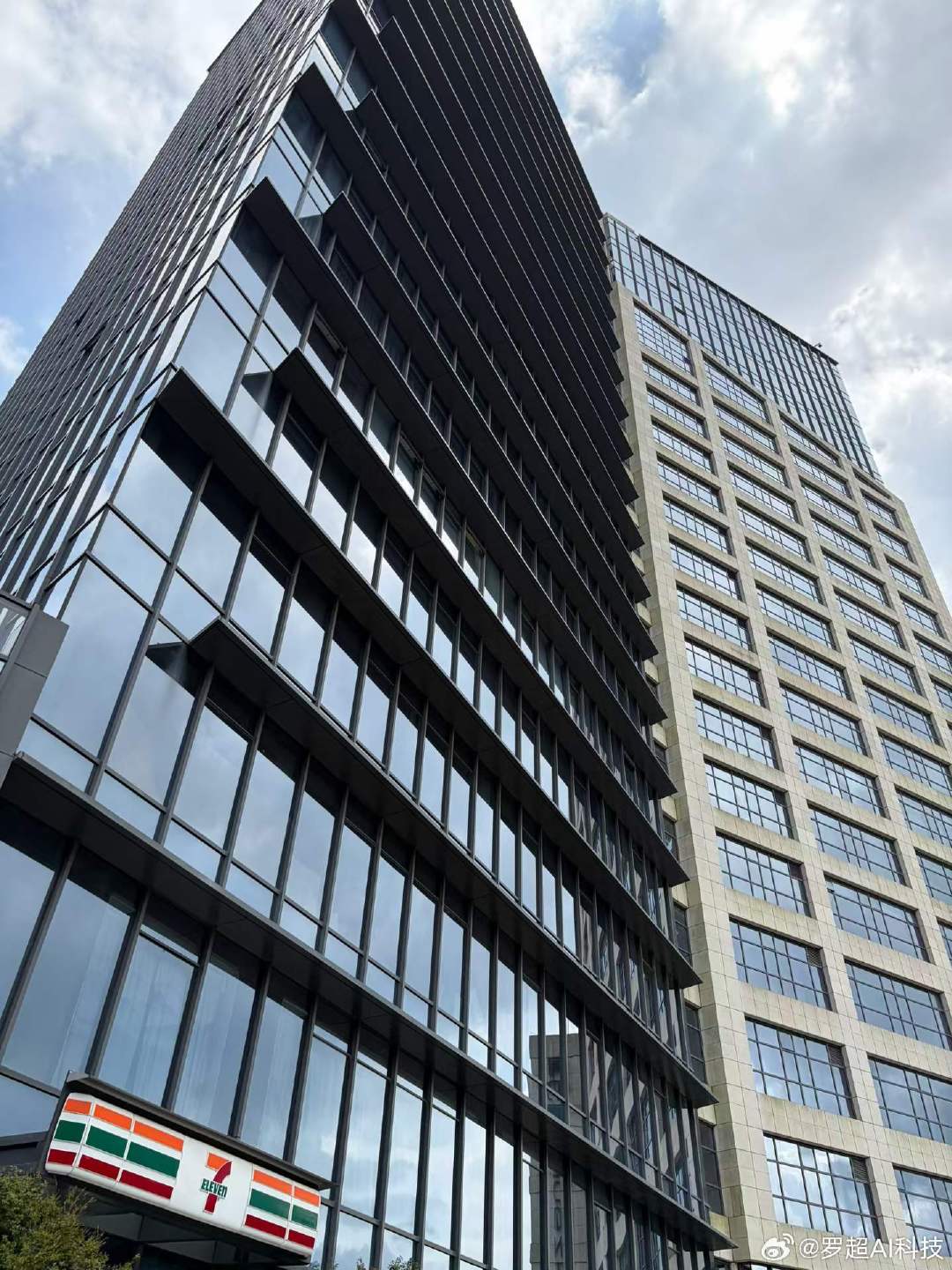 上次来金山珠海园区还是2020年。

这一次主题是AI办公、Work Agent、灵犀。

见证新一代AI办公新星崛起[得意]

#金山办公##AI办公# ​