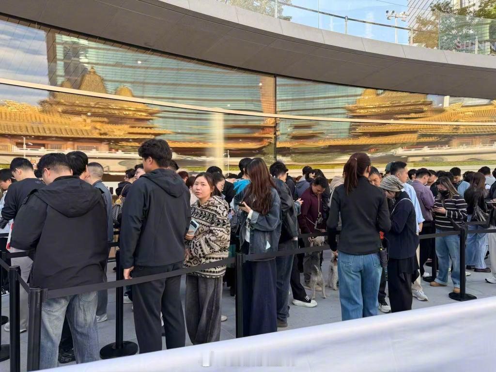 #iPhoneDuo溢价腰斩至2000元#【iPhone Duo正式开售：货源供应好于预期，溢价已“腰斩”至2000元】#iPhoneDuo部分应用尚未适配# 苹果首款折叠屏手机iPhone Duo正式开售。

10月23日早上，苹果上海静安店门口聚集了首批来取iPhone Duo的人群。8点一到，大门打开，在苹果工作人员夹道欢迎中，消费者陆续进 ​