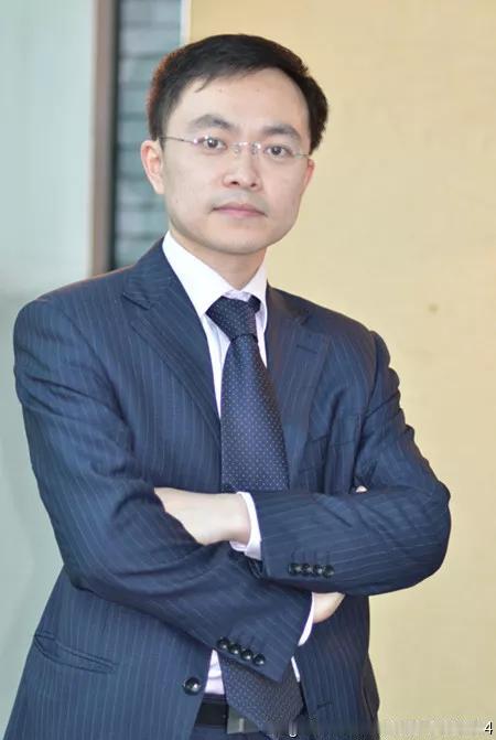 蔡磊确诊渐冻症后，夫妻俩的第七个中秋仍在各自的“战场”奋斗：活着还能做更多有意义的事。
这是蔡磊确诊渐冻症之后度过的第七个中秋，没有传统节日里轻松的团聚氛围，他和妻子段睿依旧各自忙碌，守着自己要完成的事情。很多人在重病到来时，会停下脚步安心休养，蔡磊夫妇却选择继续向前，把每一天都充分利用起来。