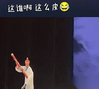 聊郭德纲这些年的口碑变化，其实根本不用扯什么段子好不好笑。
真相就摆在明面上：当年那个指着台下喊“相声不必教育人，可乐就行”的破局者，如今早就换上了定制的蟒袍，坐上了头把交椅，自己盘起了一个规矩森严的江湖门派。
十几年前，电视里的相声四平八稳。台上的人端着架子念稿子，台下的人听得直打哈欠。
郭德纲就