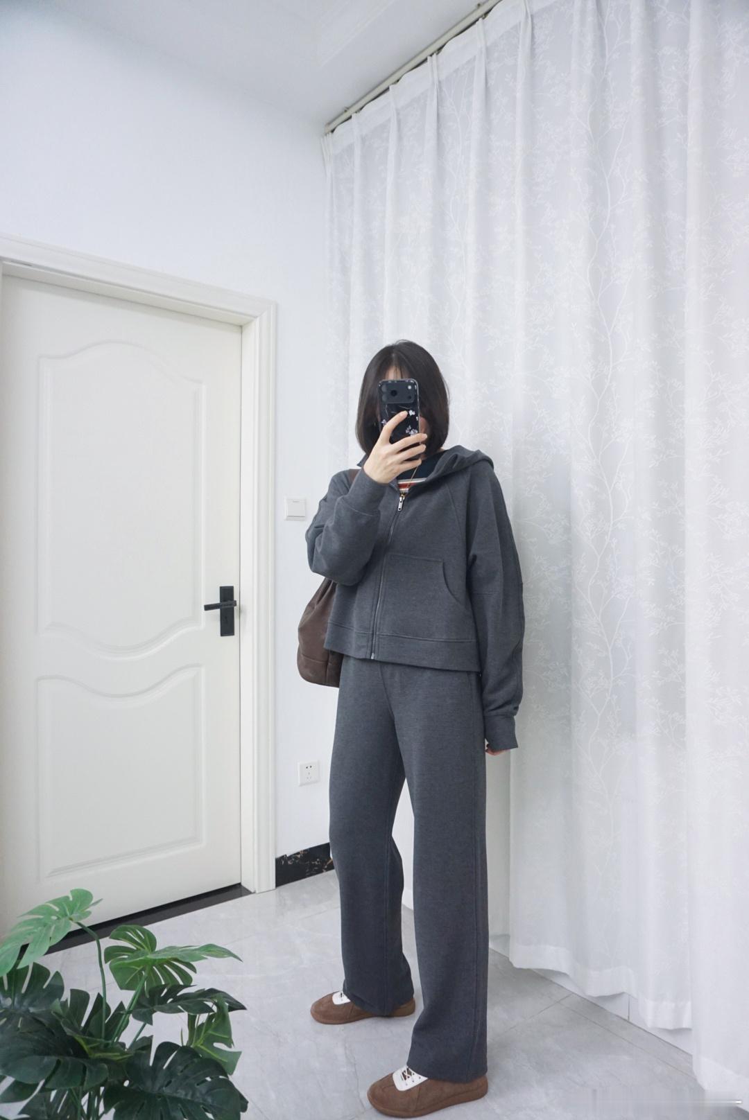 这个套装不但还可以搭配各种外套穿，风衣、皮衣、牛仔外套都可以搭配，都拍了一下，各种马甲、棉袄也可以！沉浸式入秋ootd购物分享好物推荐