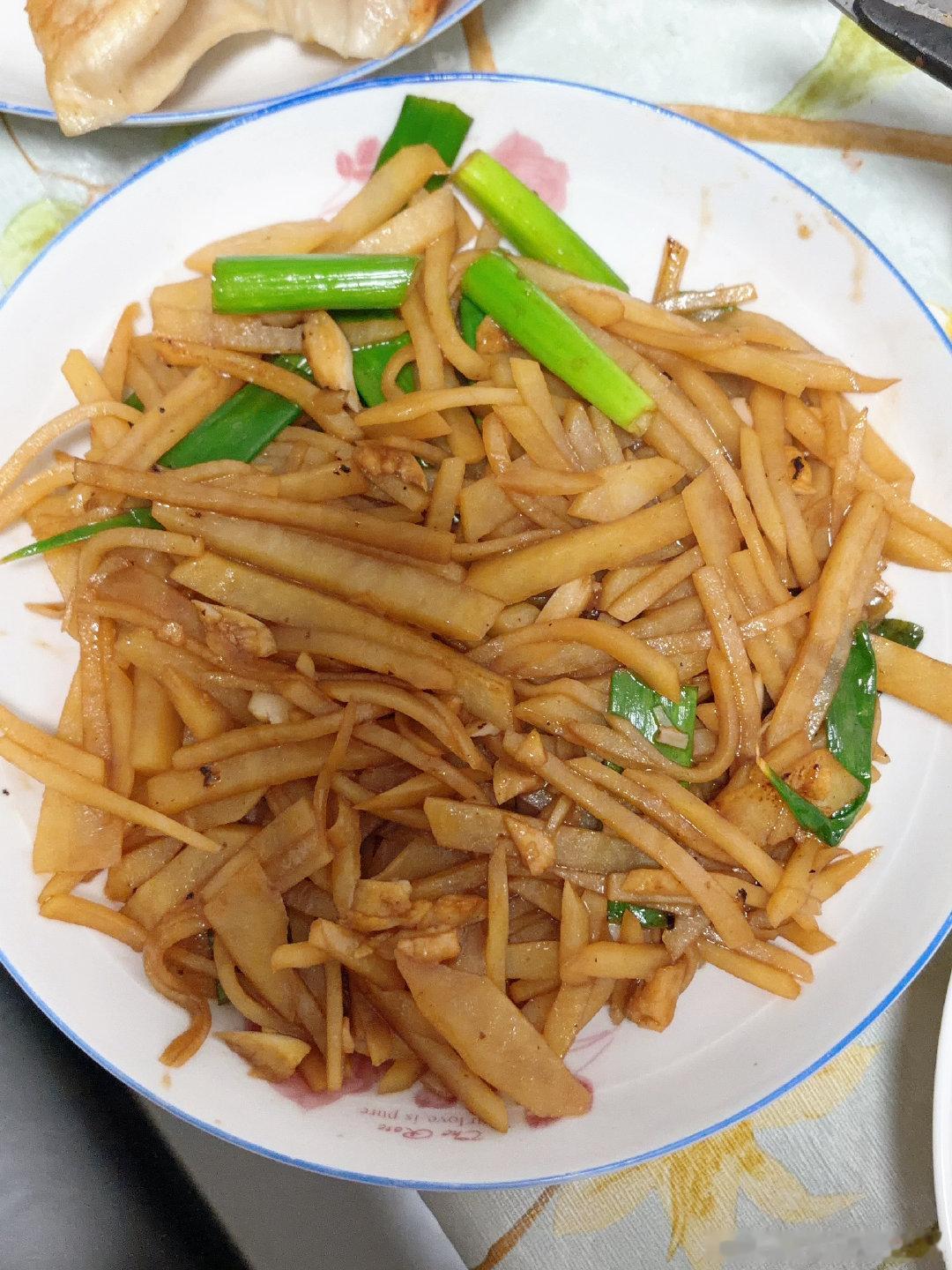 今天晚餐
每天孩子放学路上说得最多的话就是
妈妈我饿了
妈妈吃什么呀
今天晚餐煎的菲力牛排
在大润发买的。挺好吃的
炒的土豆丝
中午没吃完的饺子打包回来了
小盆友也说好吃😋

苹果18pro太火了啊
#iPhone18Pro系列跑分曝光##每天摸鱼打卡[超话]##不可辜负的美食# ​