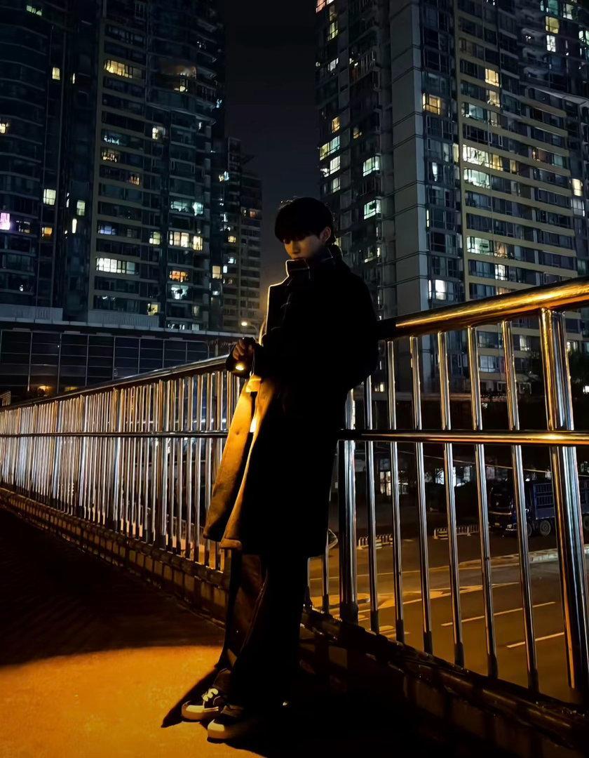 老风真的是各方面的天才，刷到这组图又想夸他一次了。以前看到这组图的时候真是反应了好久才看出来他是拿着个手电筒当氛围感拍的 ​
