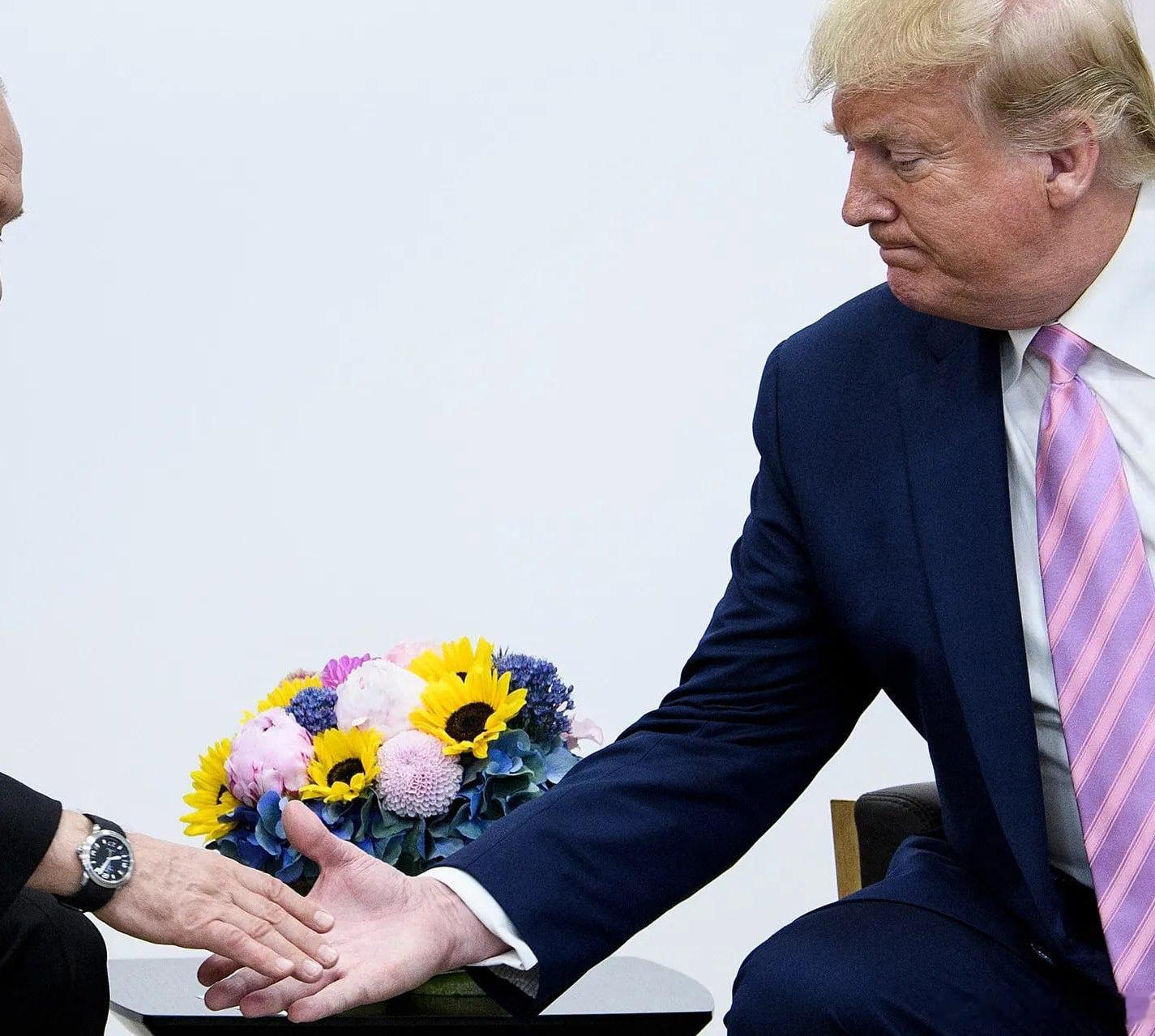 欧媒，美国特朗普总统将继续解除对大递的制裁

特朗普正在考虑进一步放松对俄的制裁。
美国总统政府可能在最近关于柴油燃料的协议后，就俄肥料出口做出让步。
华盛顿期待经济让步将鼓励莫西科停止对乌克兰的战争。

#烽火问鼎计划##俄乌证实将在阿列什基停火##泽连斯基回应让出领土换和平# ​