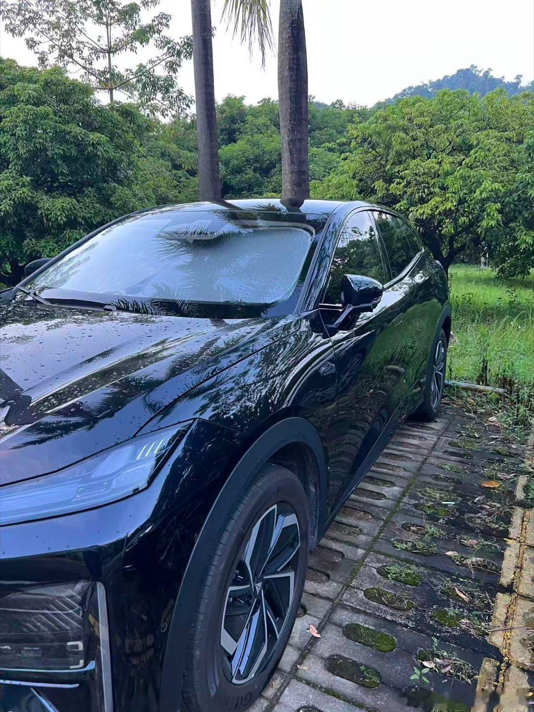前后看了快一个半月的车，好几台热门电车都去线下试驾体验过。有些车外观还行，但坐进去内饰质感单薄；还有的车配置看着好看，但试驾时开起来手感一般，城区辅助功能也不够顺手。直到试驾深蓝 S07，一眼就被溜背造型和车头灵动的小蓝灯吸引，坐进车内，内饰的精致感一下子打动了我。
提车那天心情很激 ​