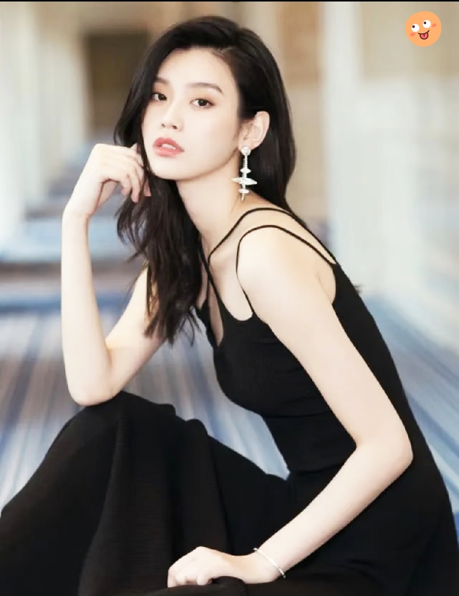 真的搞不懂奚梦瑶，
老公帅气儿女双全，
事业也迎来大爆发？

2026维密大秀格外让人动容的一幕，莫过于37岁的奚梦瑶，时隔整整8年，重新站上了这个熟悉的国际T台。
 
时隔多年回归，很多观众能明显感觉到，她的台步少了年轻时的利落锋利，大腿发力稍显柔和，不再是当年毫无破绽的状态。
 
其实真的太能理