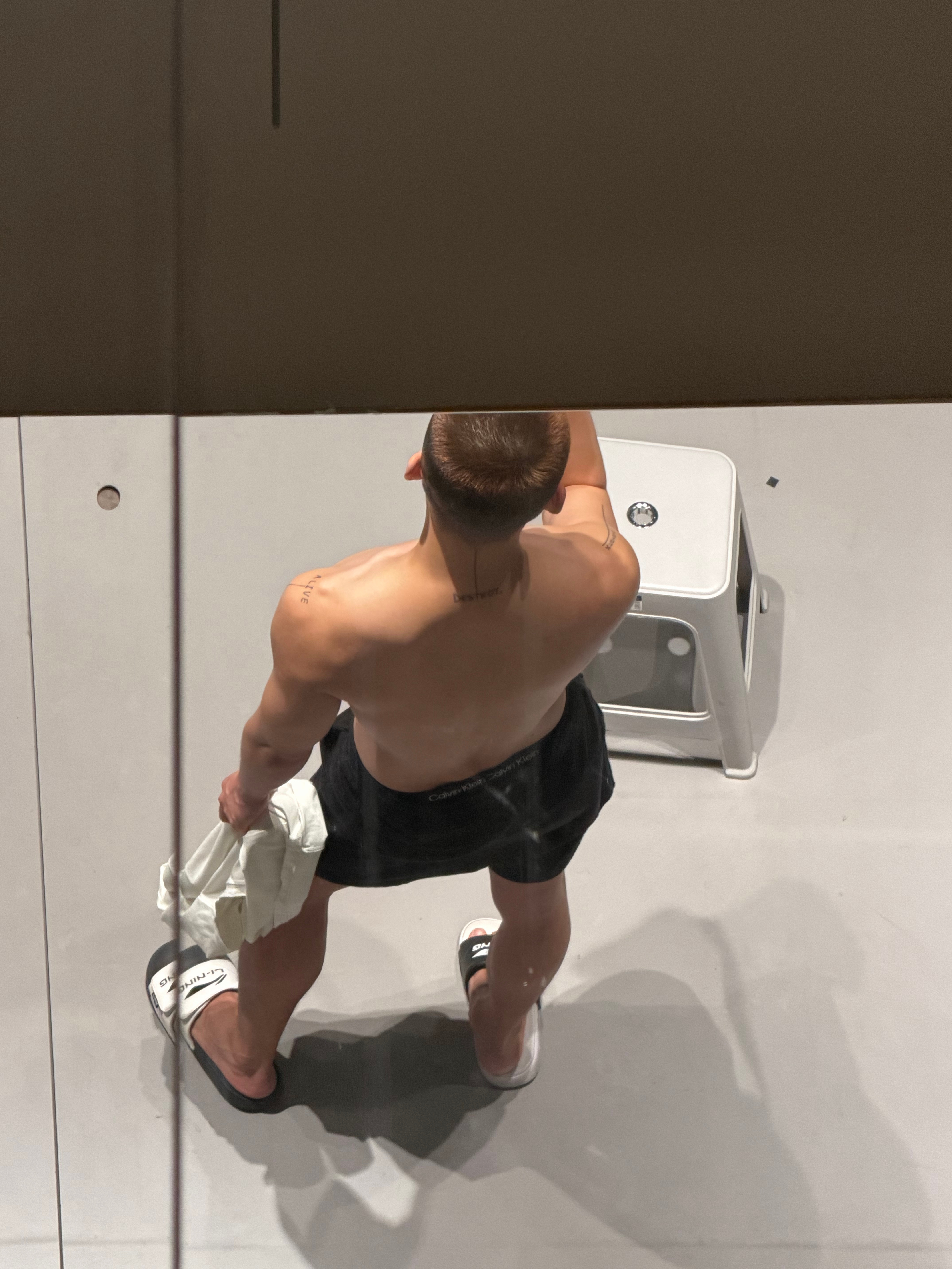 第一次看到自己背面所以以后背地里骂我就骂吧因为我背还蛮好看的 ​​​